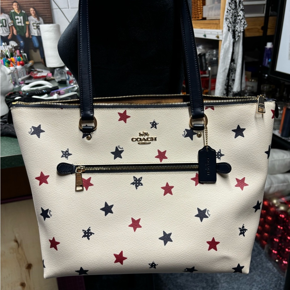 Coach shoulder bag. Very large capacity. Like new condition.